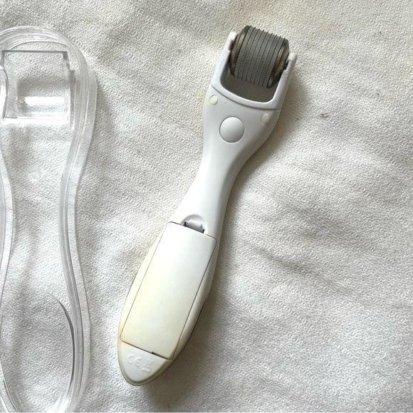 BeautyBio GloPRO Facial Microneedling Tool - Picture 3 of 5